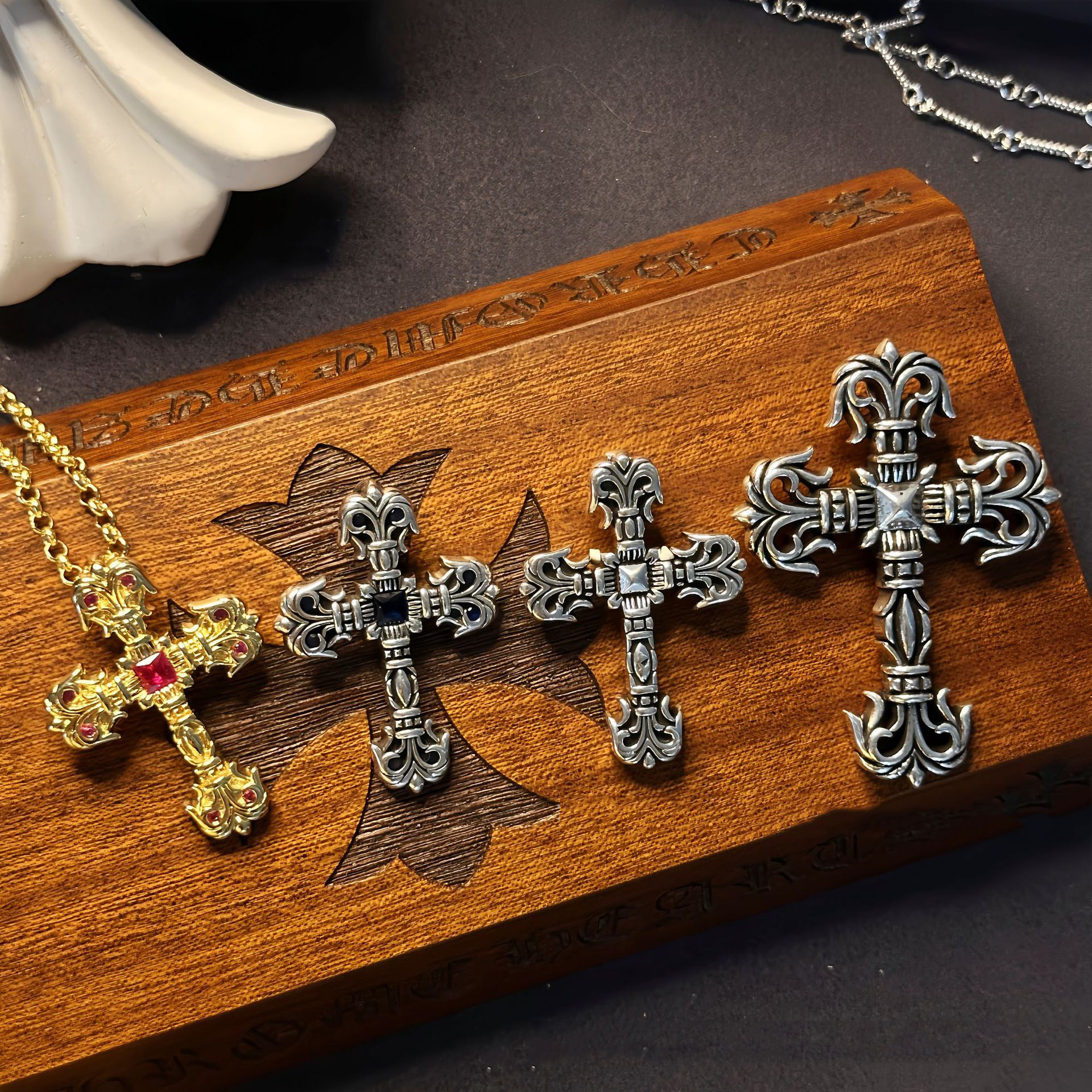 2025 Chromers Necklace Boat Cross Necklace Sanskrit Jewelry Letter Cross Flower Diamond Women Chromes Bracelet Men Designer Chromed Chain Pendant Pl