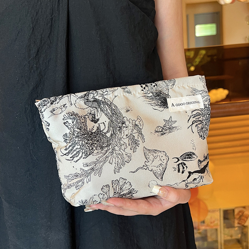 Fashion Minimalist Women's Portable Makeup Bag Free Shipping Designer Storage Bag Travel Toiletries Bag Lingerie Bag Luxurious Canvas Bag Casua