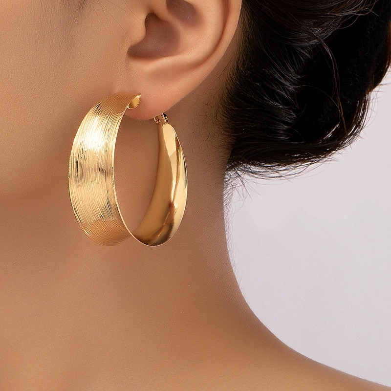 Ensemble élégant de boucles d'oreille en tons argentés et élégants