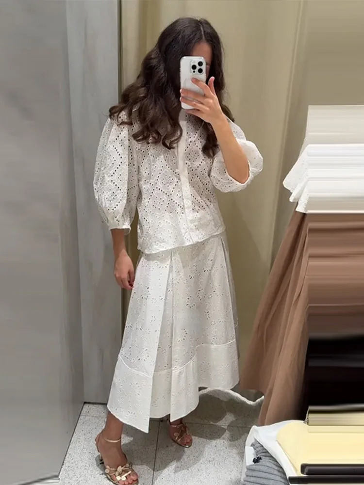 Broderie jupe de chemise de femmes à revers à manches bouffantes à poitrine simple et à taille haute les jupes plissées féminines.