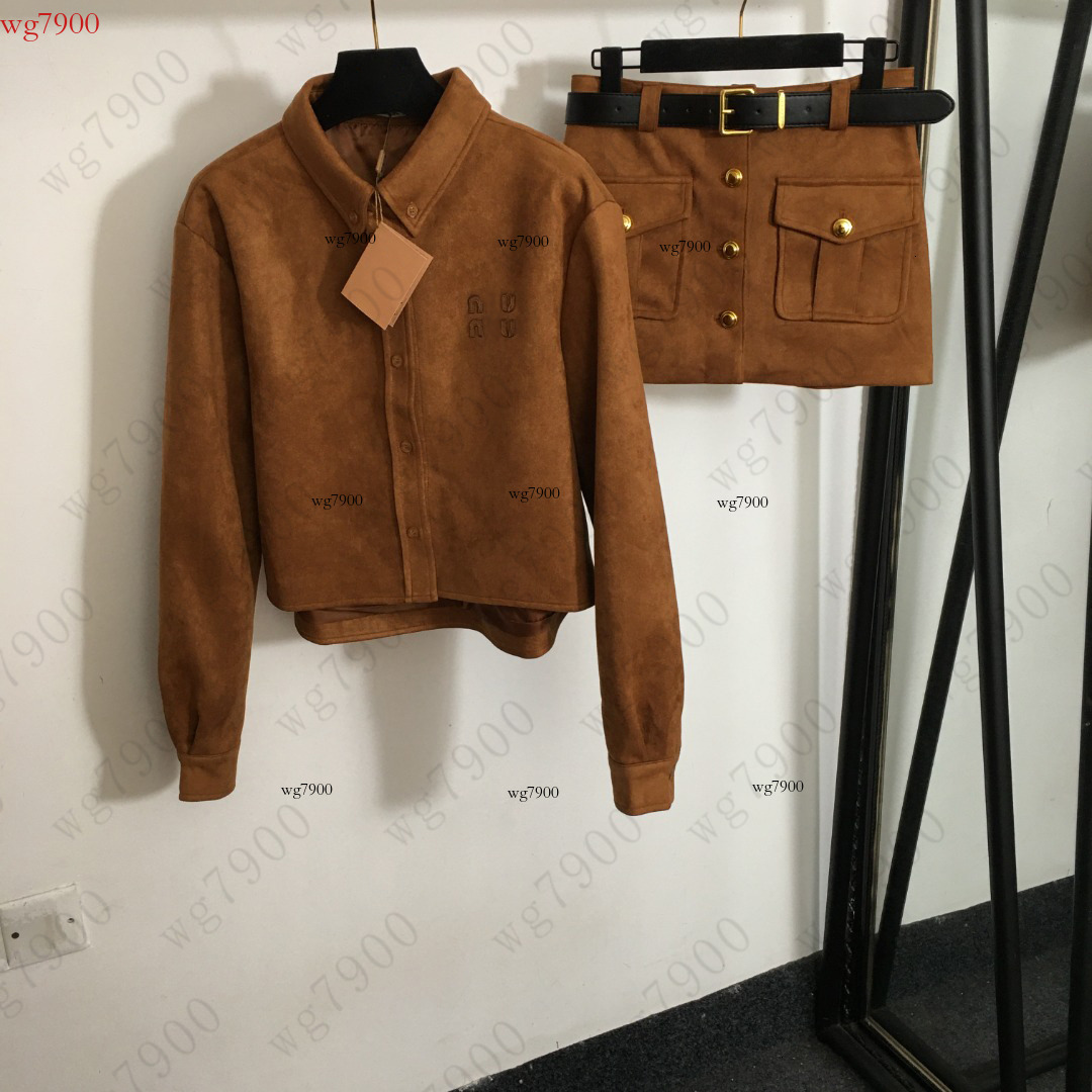 Veste brune de mode de créatrice pour femmes avec jupe corporelle courte et lettre de ceinture imprimer la saison de la saison 2025 Vêtements fém