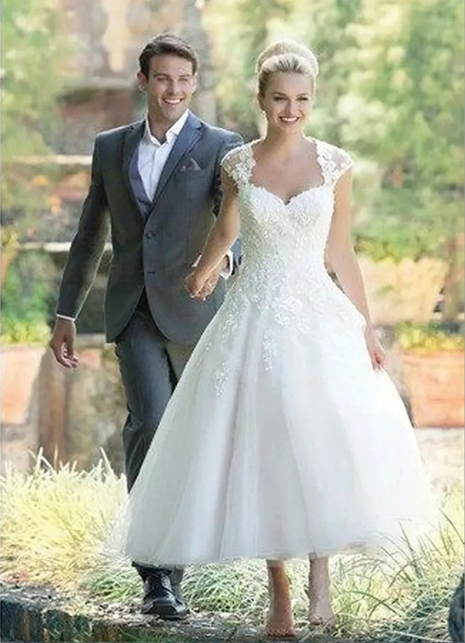 Longueur de thé vintage Une ligne en tulle robe de mariée Appliques en dentelle chérie couche sans manches jardin de mariée en arrière à lacets d