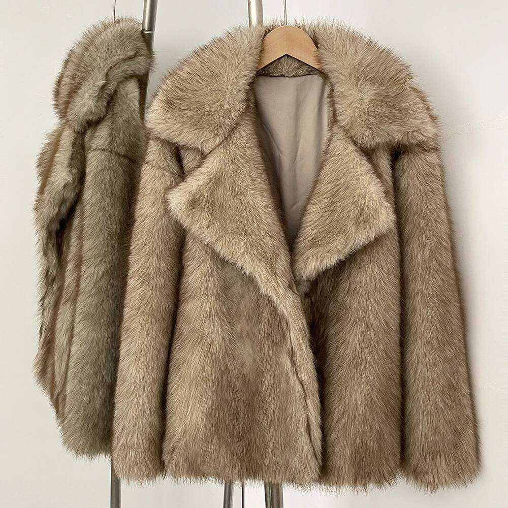 Winter Clothes Female Ins Hot Fashion Girls Oversized Gradient Coat Women Thick Warm Outerwear Fluffy Faux Fox Fur Jacket