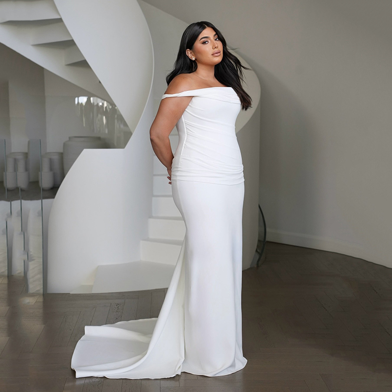 Plus taille des robes de mariée de sirène blanche hors du train de balayage de l'épaule