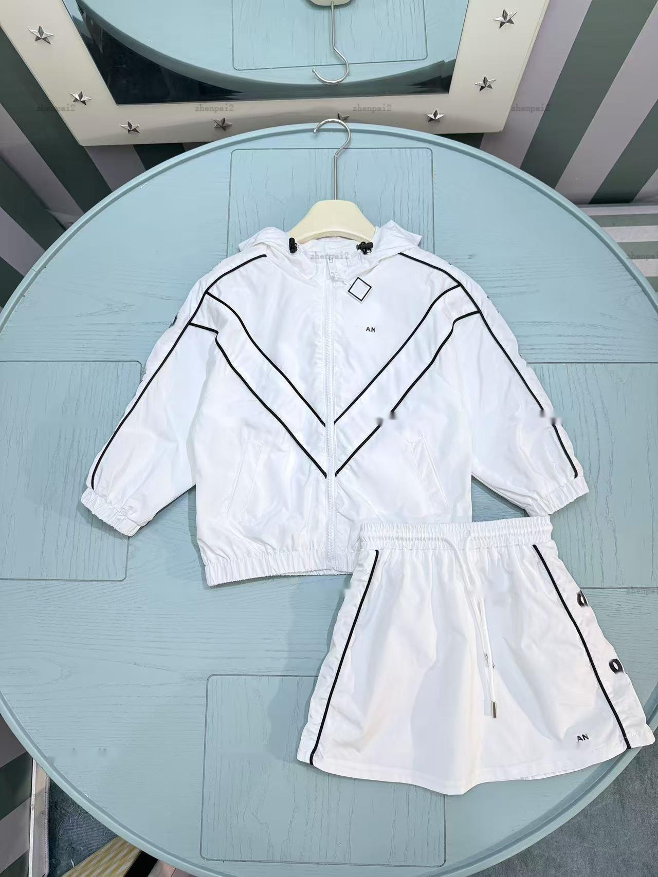 Ensembles de robes de luxe Set Vêtements Windbreaker tissu matériau Child Overskirt Kids Designer Vestes Automne Veste à manches longues Robe cou
