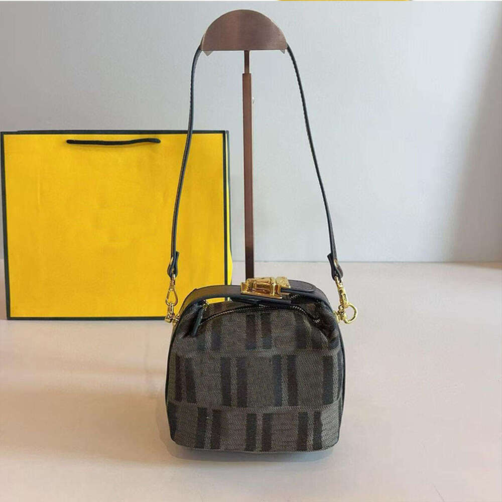 Mini Handbags Totes Bag Bucket Lunch Box Bag Cute Vintage Designer Shoulder Crossbody Bags with Adjustable Strap