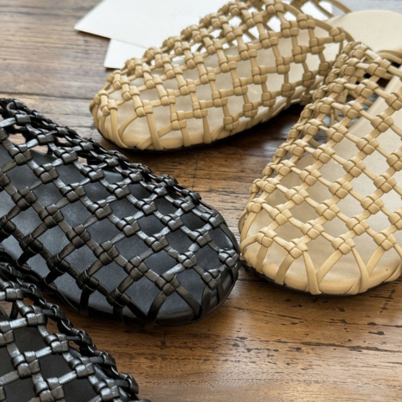 Designer Women Flat Closed Toe Slippers New Summer Mesh Breathable Women Hollow Sole Sandals Outdoor Beach Vacation Sandals Sizes 35-40 XY69
