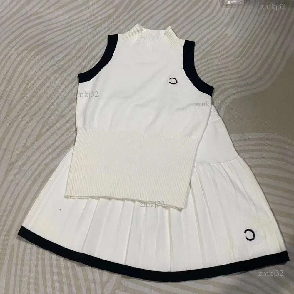 CC Jupe Knited Designer Jupe Set Fashion Two Piece Set Set Femmes Knits Tank Top Pull et demi-jupes plissées 2pcs Robes de marque de luxe Ensembl