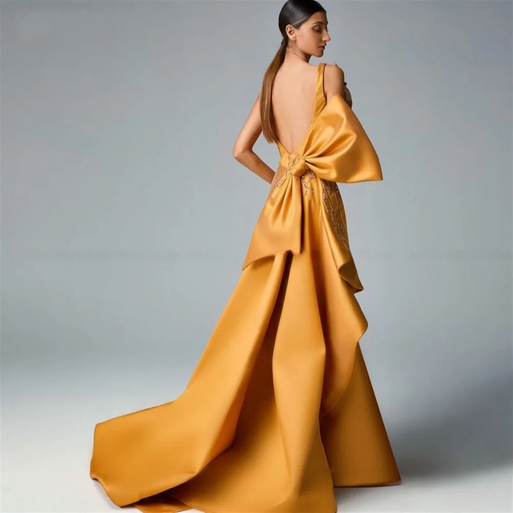 2026 Glamorous Gold Prom Pageant Robe Square sans manches Backless Beads Bow Silt Satin Birthday Duinon Party Robes Robes De Seeree