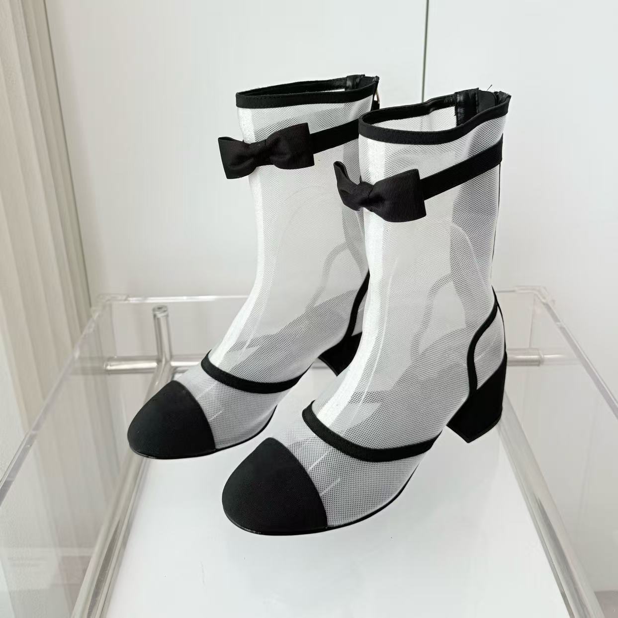 2025 Boots de cheville de goujon d'hiver élégant Femmes en cuir granuleux noir chunky Sole Martin Boties Lady High Heel Party Robe Red Designer M