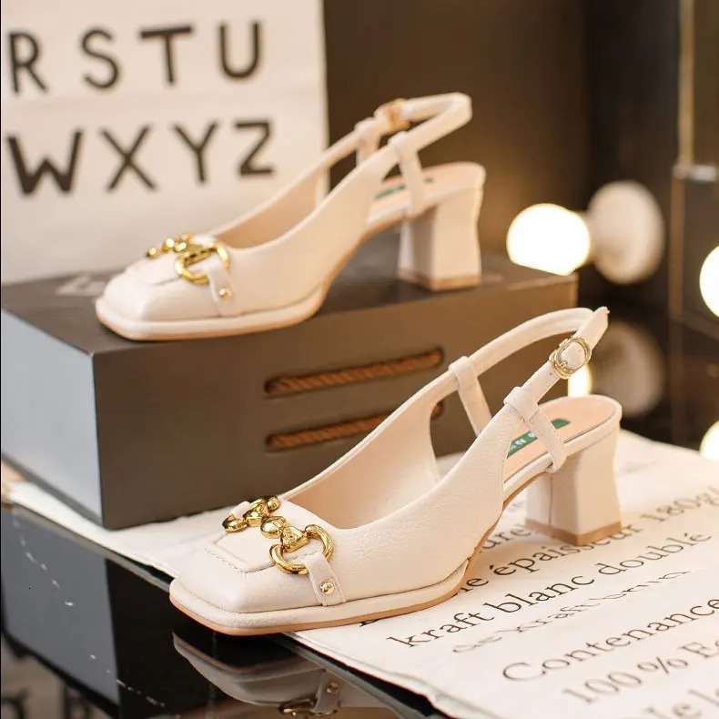 Chaussures d'été pour femmes chaussures transparentes pour la femme 2024 talons gros gardés verts avec sandales à talons à talons moyen y2k 25082