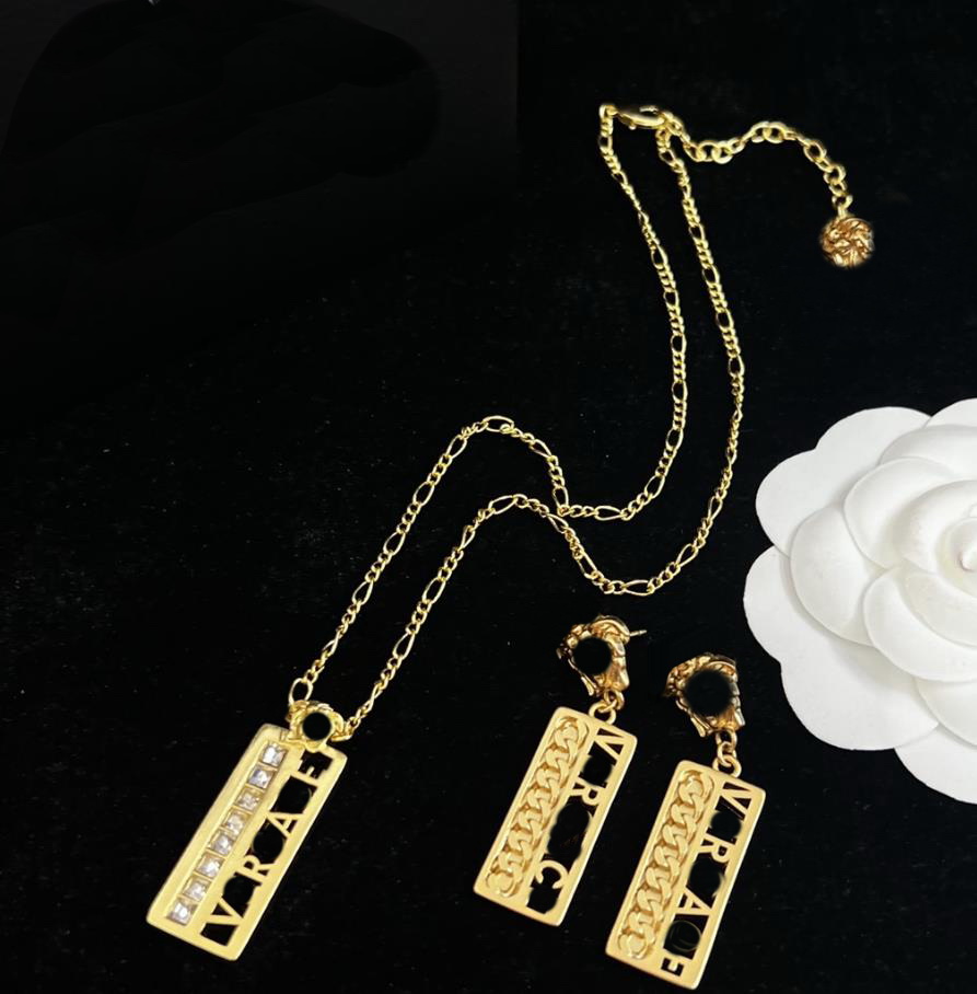 Palais Vintage Diamants Géométrie Perles Pendants Colliers Colliers Metal Métallines Boucles d'oreilles Creux Bijoux de créateur pour la mariée