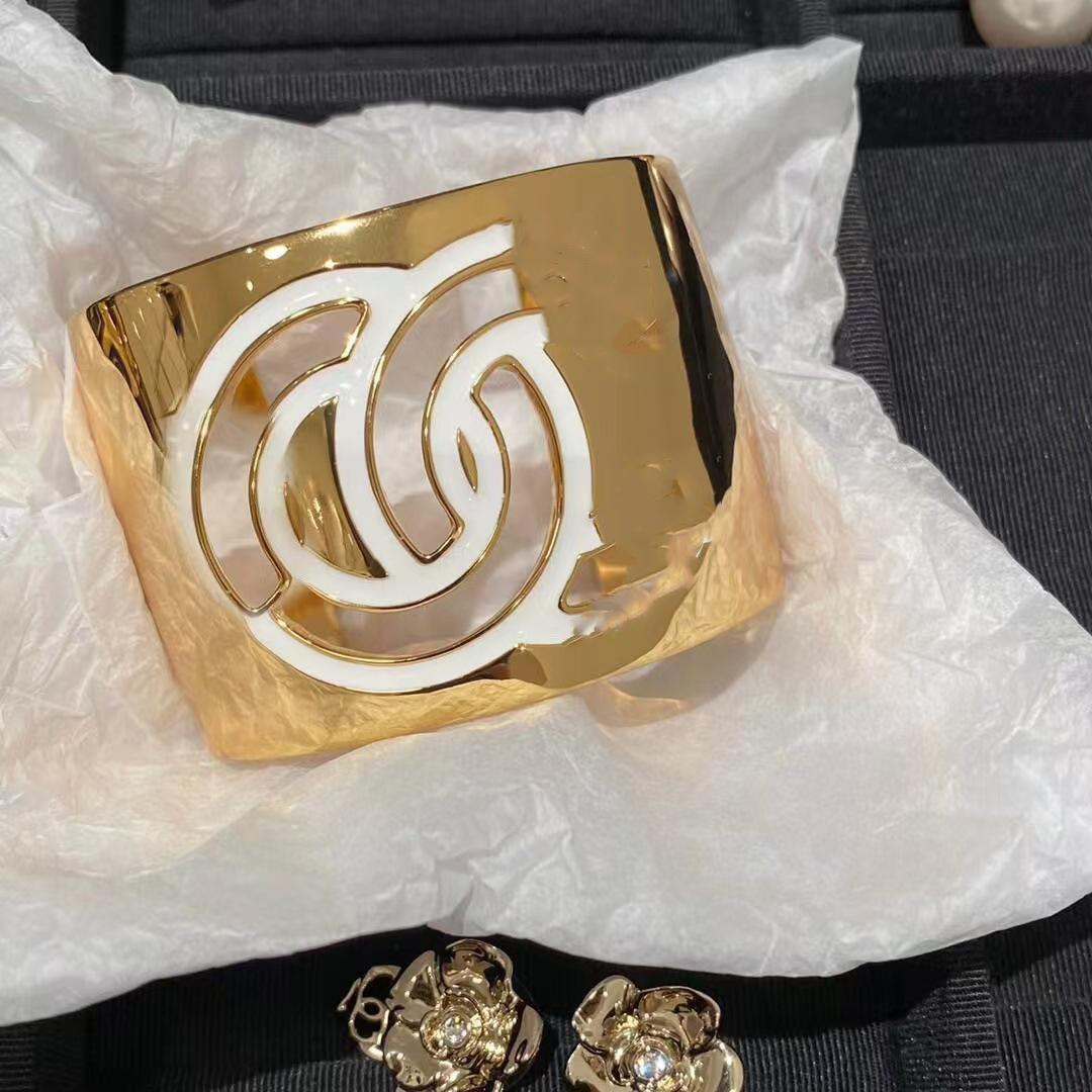 Luxury Designer Bangle Classic Fashion Gold Wide Edition Manga Hollow Bracelet Design Fine Jewelry