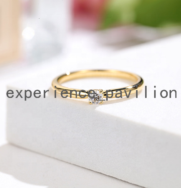 Design simple rond Round Brilliant Cut Moissanite quatre griffes réglant 18 carats en or pour les femmes