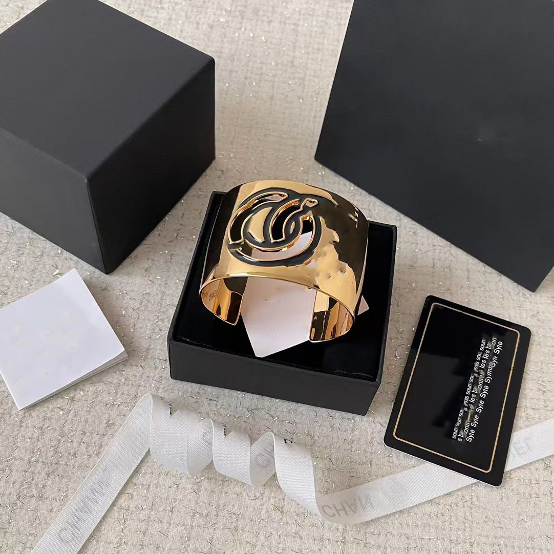 Luxury Designer Bangle Classic Fashion Gold Wide Edition Manga Hollow Bracelet Design Fine Jewelry