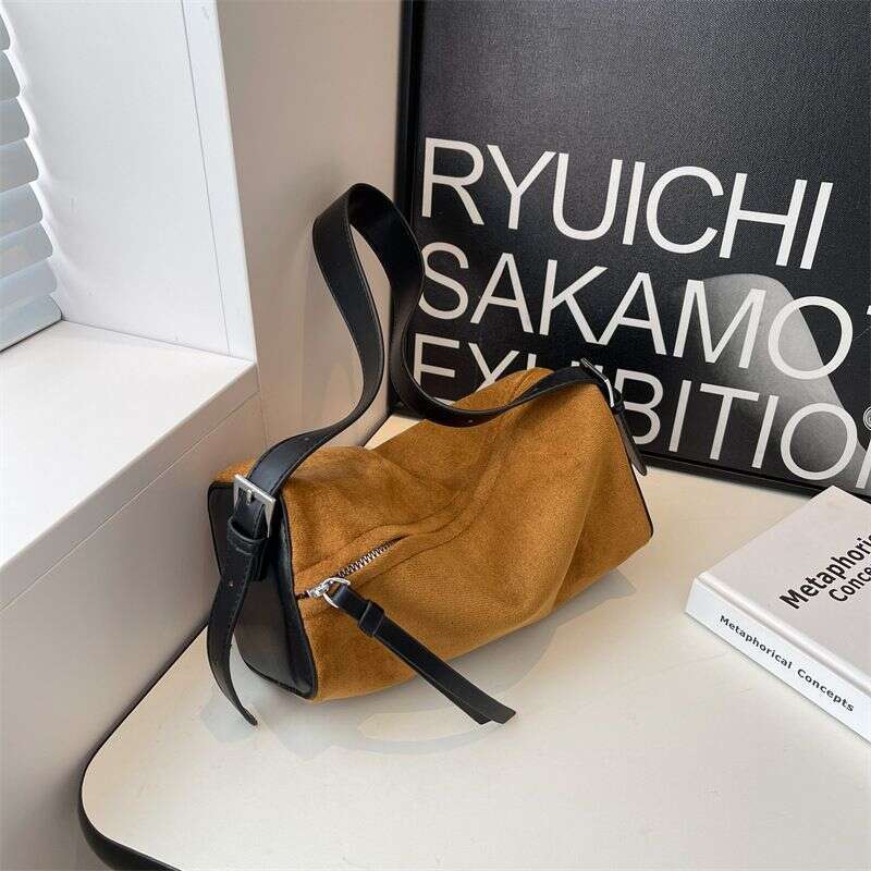 Beibei Shangpin 2025 New Internet Celebrity Street Shooting Simple Contrast Color Leather Plush Underarm Single Shoulder