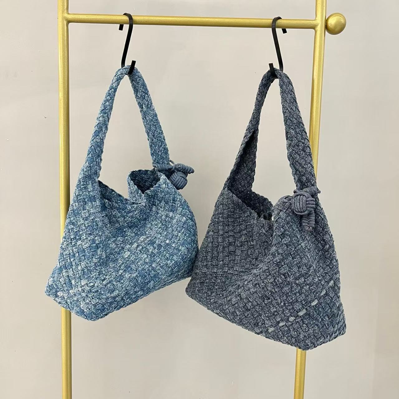 Livraison gratuite créatrice de mode Niche pour femmes à la main le sac tissé en denim à la main
