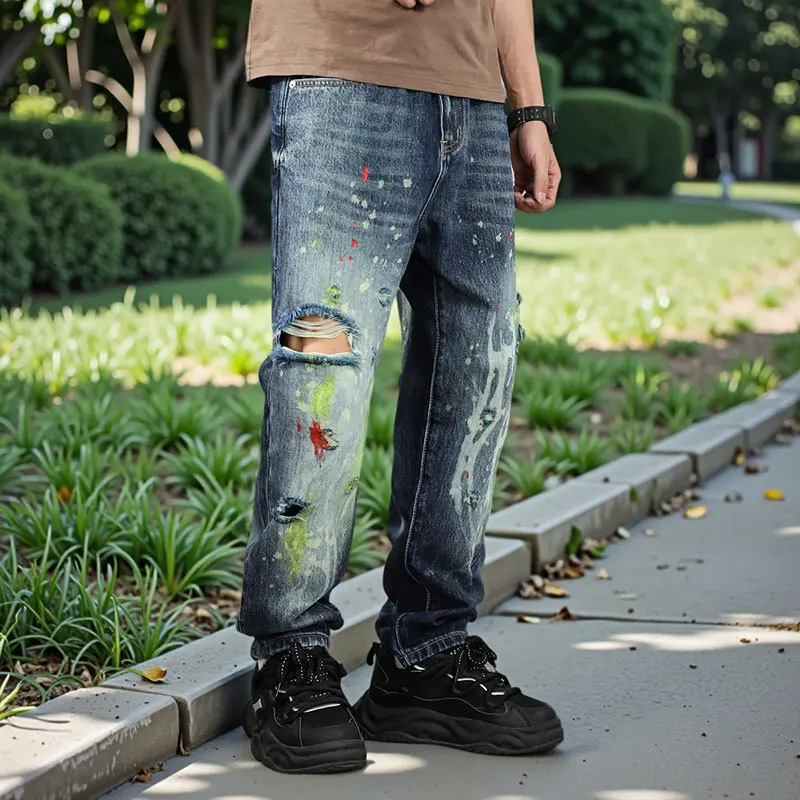 American Graffiti High Street Trendy Printed Hand drawn Jeans for Men Loose Straight Tube Sagging Handsome Pants 250820