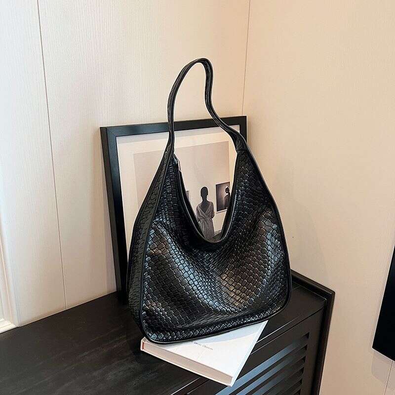 Femmes tisser la tendance de niche Design 2023 Nouveau sac fourre-tout sous les bras simples Sacles de sac pour femmes