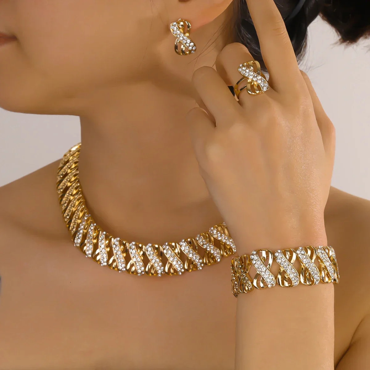 Fashion 18K Bijoux plaqué or ensemble Dubaï Collier de cou africain Collier de boucles d'oreilles Bonnes de mariage Bijoux Bijoux pour femmes 250