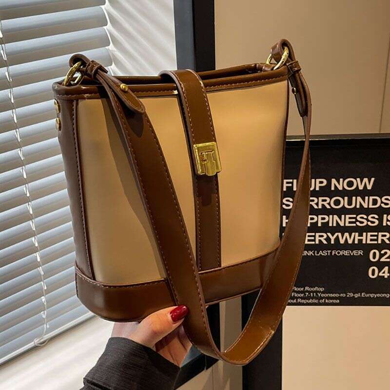 This year's popular for women in is new high-end textured shoulder with a foreign style texture. Commuting