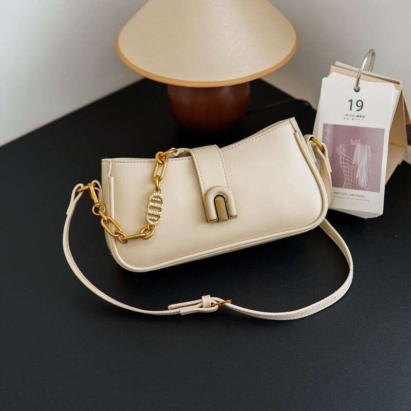 Aisselles pour les femmes à grande capacité, 2023 Nouveau design de niche à la mode, cross-body b, petit carré