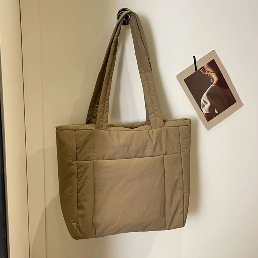 Sac à épaule matelassé Mode grande capacité sac de trajet portable dans les sacs fourre-tout rembourrés en coton pour femelle 250814