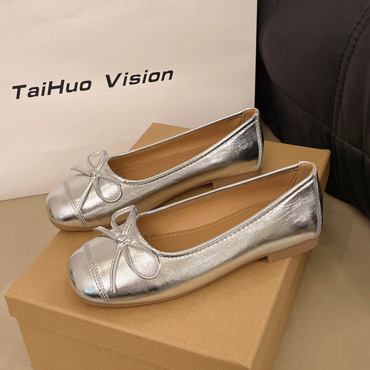 Gold Silver Fashion Flats Luxury Femme Ballerines Round Toe Bowtie Slip on Comfort Mandis Mes de confort Mules décontractées Chaussures 250820