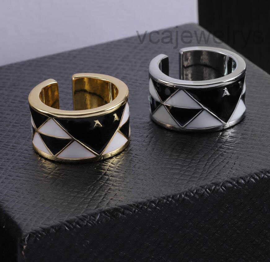 Vintage Designer Wedding Ring Black White Triangle Rings Selected Lovers Gifts For Women Luxury Fashion Jewelry Couple Family Accessories