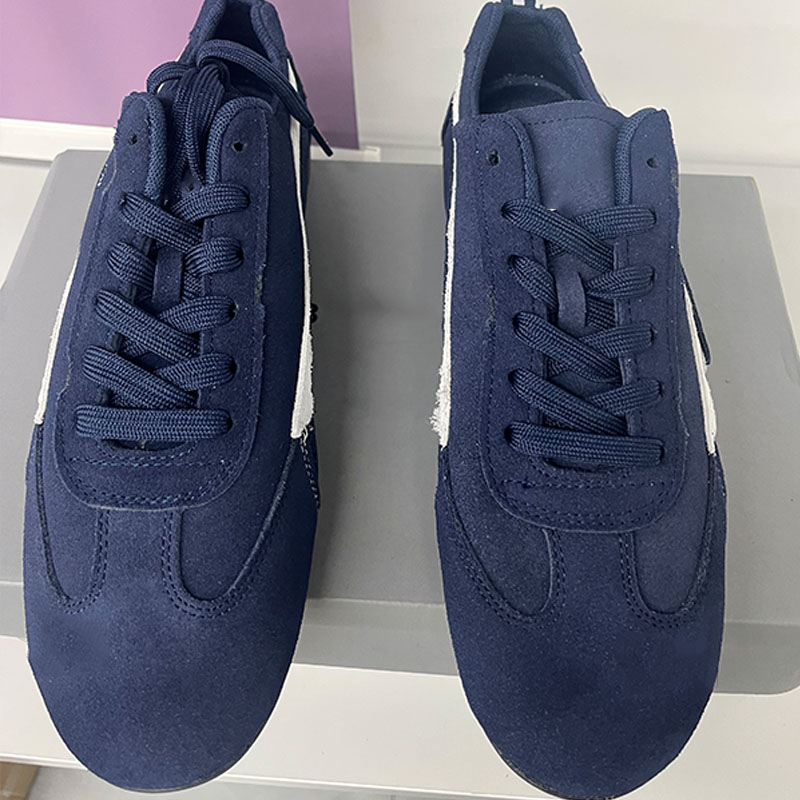 Fashion Designer Suede Cowhide Leather Breathable Couple Shoes Casual Rubber Non Slip Sole Versatile Womens Sneakers Outdoors Mens Running Non Slip