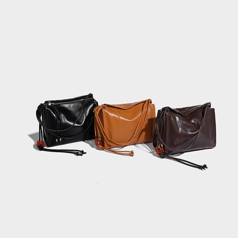 Large capacity fashionable casual shoulder new atmospheric versatile handbag with a sense of , temperament,