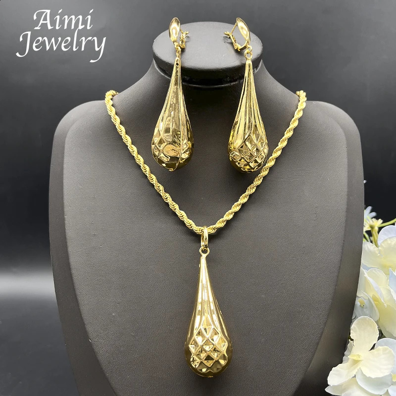 Dubai Fashion Gold Color Jewelry Ensemble pour les femmes pendentif dans l'eau et les boucles d'oreilles Collier Choker Italian Wedding Party Acc