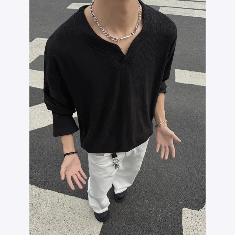 Spring Long Sleeved T-shirt Men Oversized Casual V-neck T Shirt Men Streetwear Korean Loose Pleated T Shirt Mens Top M-3XL 250820