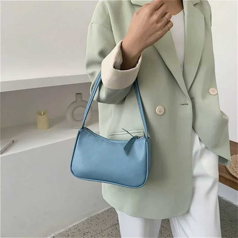 Igh Quality Soft Pu Leather Femmes Underarm Sac rétro Couleur solide Hobos Hobos Hands Sacs Fashion Design Girls Small Sacs Sacs XJ250821