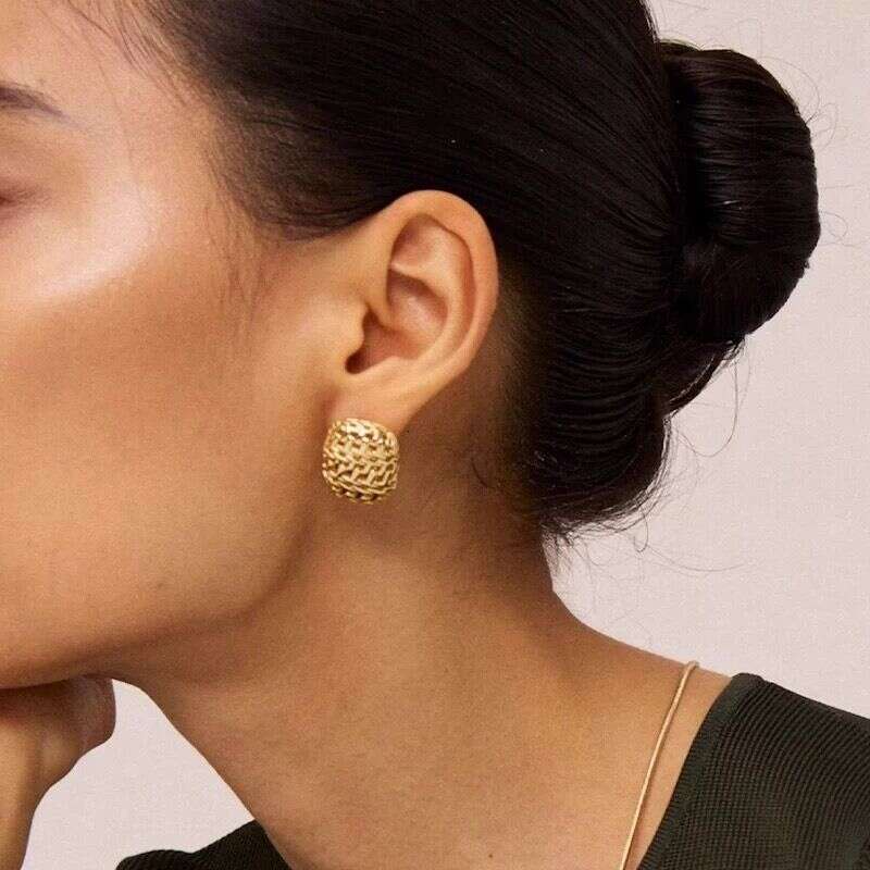 DhCollections Doudou a recommandé le même style carré presbytique creux pour les femmes, design de niche léger, boucles d'oreilles élégantes simp