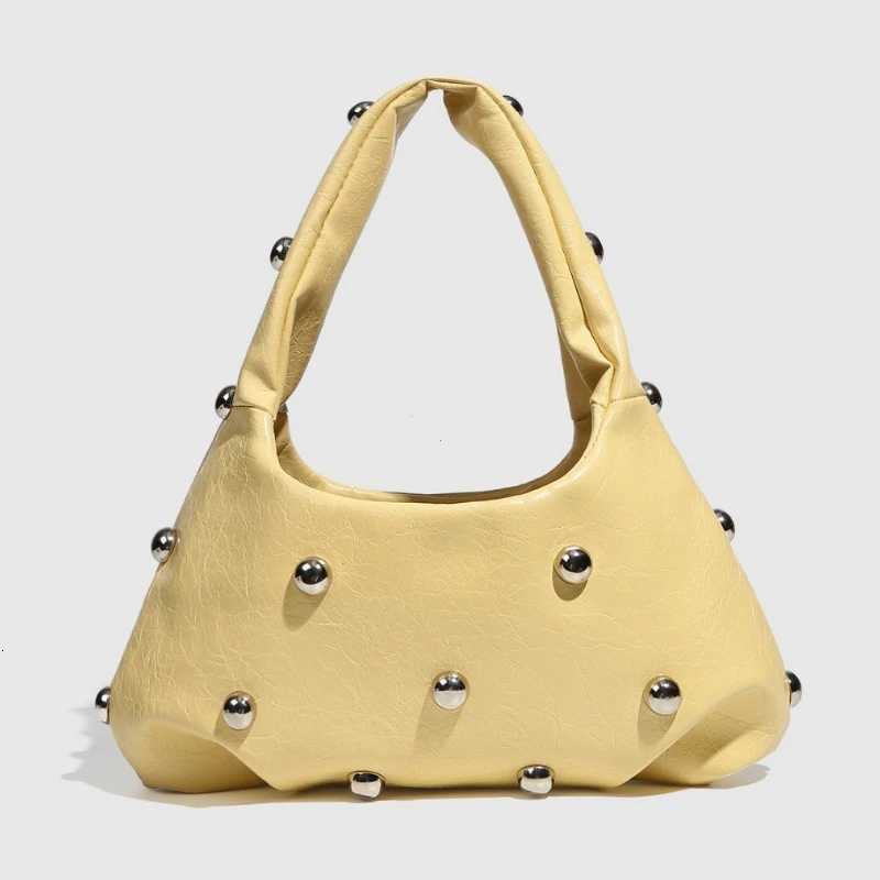 NOUVEAU RIVET FEMANDS MAINS SOFFICATIONS SOFT PU Cuir Sac en cuir Sac décontracté Hobos Half Moon Underarm Sacs pour femmes 2025 Tote Clutch XJ25