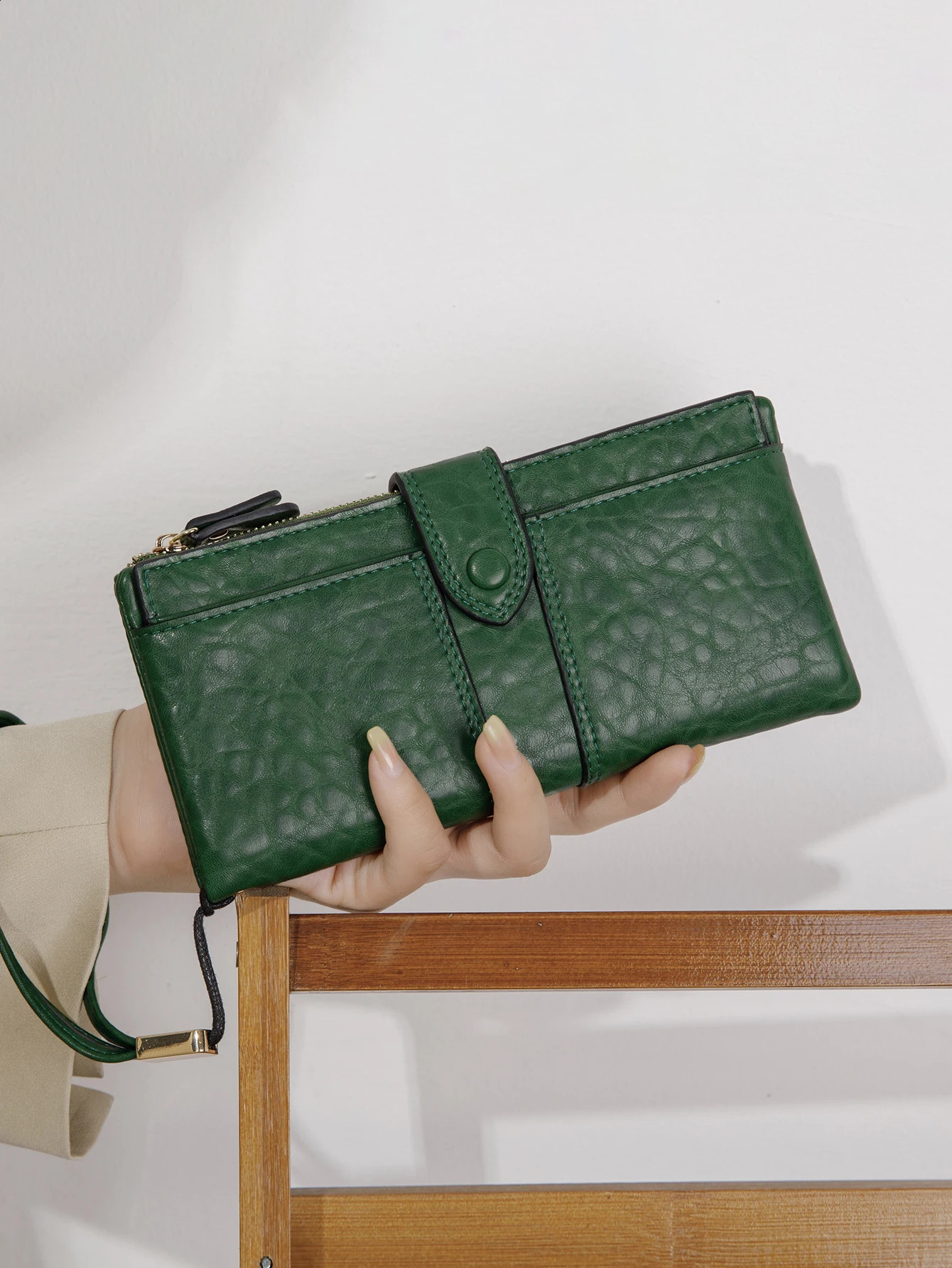 Retro minimalist buckle double fold womens wallet long wallet with dual ID identity window and wrist strap 250814