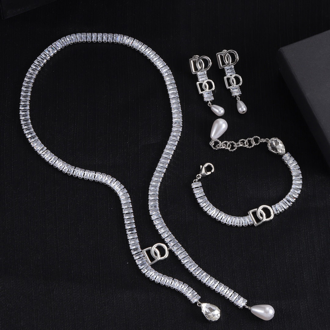 Collier de diamant luxueux lettre diamant pendentif bracelet collier à clous ensemble de bijoux de créateur cadeaux d'anniversaire et de mariage