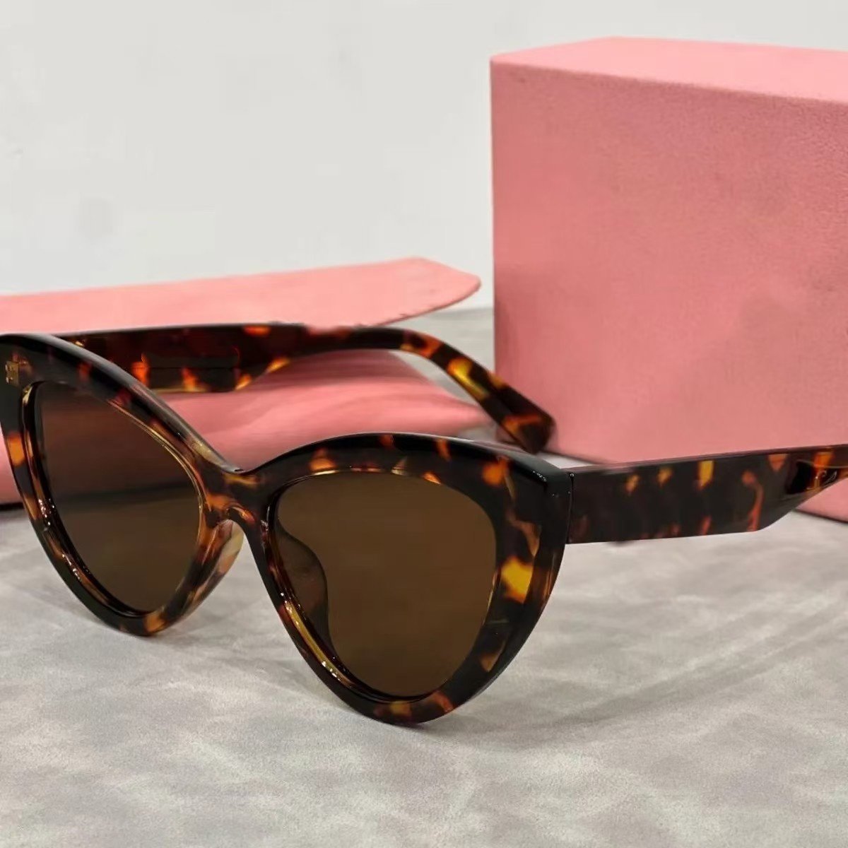 luxury Top Designers sunglasses Letter leg sunglasses for women Polarized Trend UV resistant sun glass Casual Versatile eyeglasses Geometric Butterf