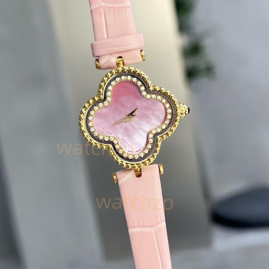 The classic and fashionable ladies' watch in the shape of a four-leaf clover comes with a multi-color strap and a fashionable size of 27mm. Fre
