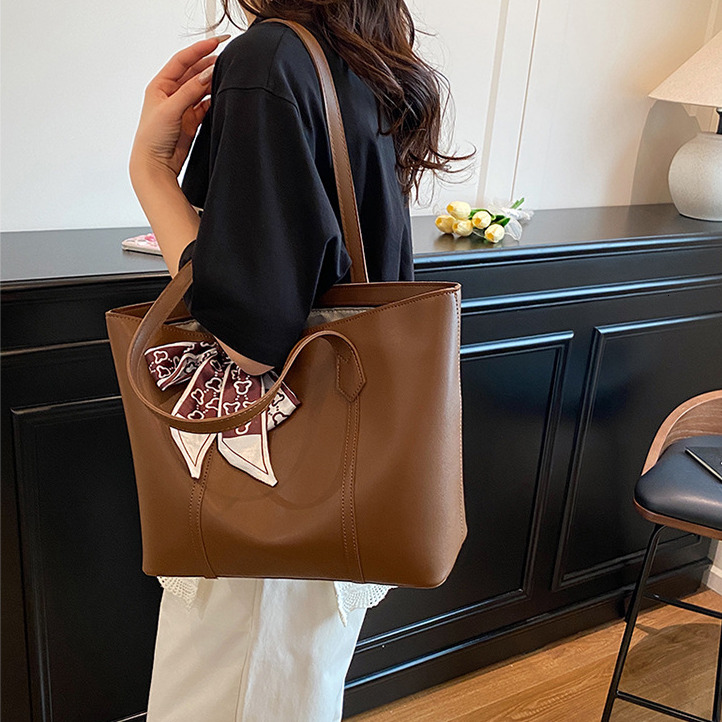 Free Shipping Designer Luxury Women's Tote Bag Large Capacity Versatile 2025 New Vintage Casual Textured Shoulder Bag For Class And Commute Cas