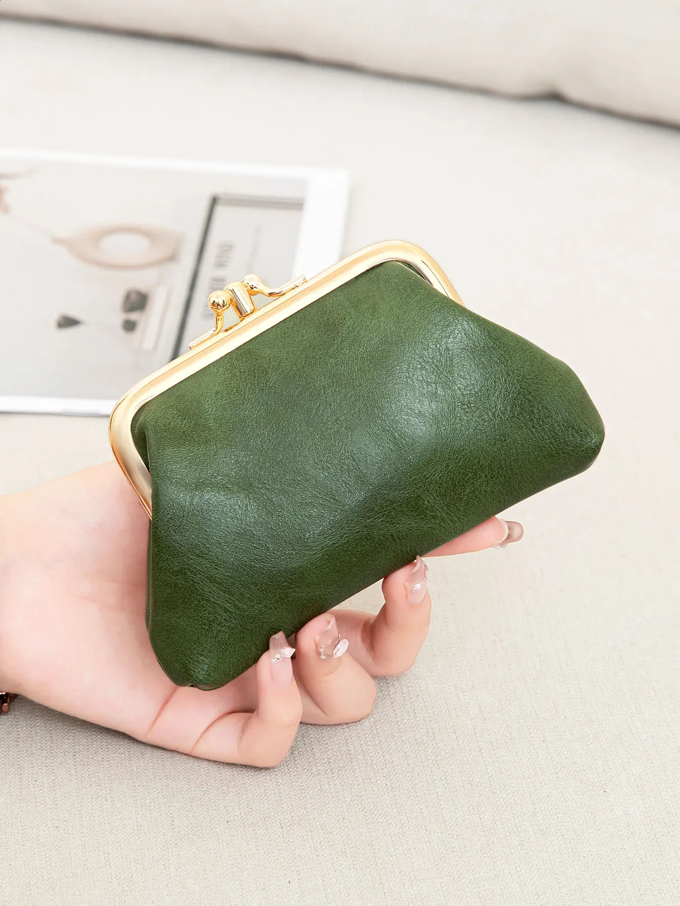 Clip Clip Lock Womens Coin Purse Retro Color Color Bifold Kiss Kiss Small Wallet Simple PU Le cuir à lèvres POCKET POCKET POCKET 250818