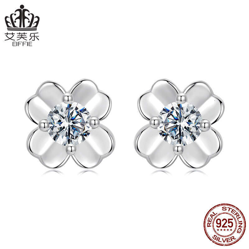 DHcollection Aifule Light Sparkling Four-Leaf Clover Moissanite Fashion Earrings Pure Sier Commuting Versatile Accessories