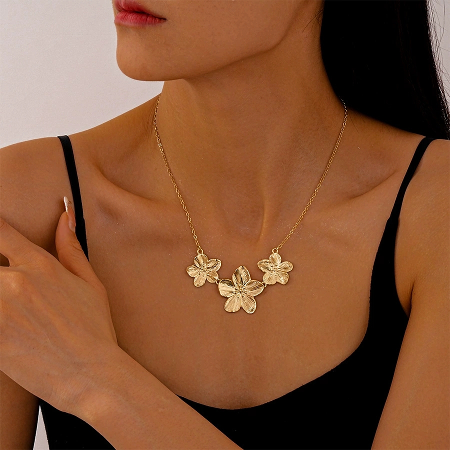 Elegant & Chic: High-Quality Light Luxury Flower Pendant Necklace