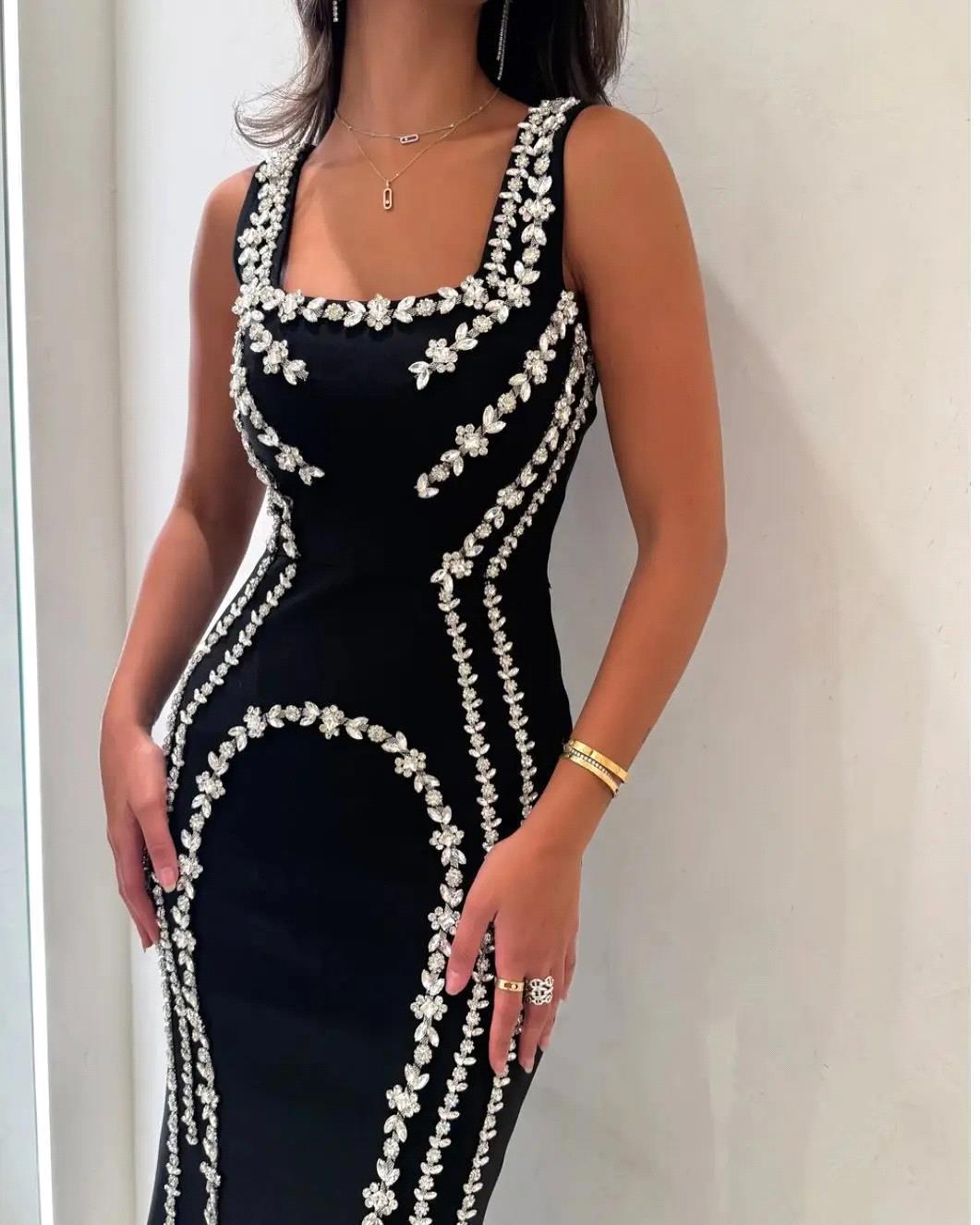 Charmantes robes de soirée noires avec des perles de luxe Crystaux ajustés Spaghaid sexy Spaghetti Arabe Formal Fête Célébrité robes Robes de Bal