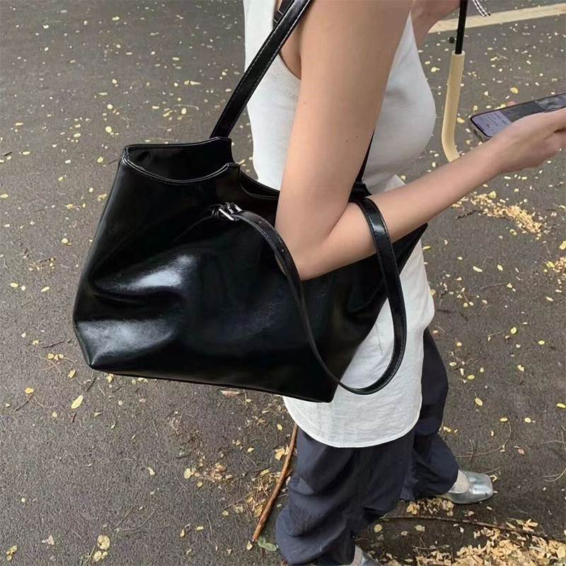 Large Capacity Tote Bag For Women 2025 New Fashion Commuter Shoulder Bag High-end Niche Versatile Luxury Bagdesigner Free Shipping Underarm Bag