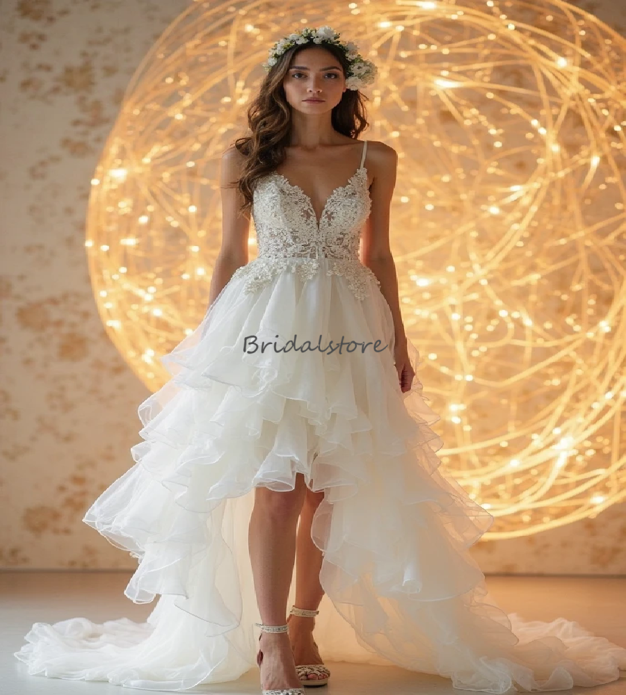 Céleste Hi Low Bohemian Robe de mariée en dentelle Spaghetti Stracles à niveaux Fées Robe Bridal Robe Gatsby Bride Robe de mariée courte Vestio d
