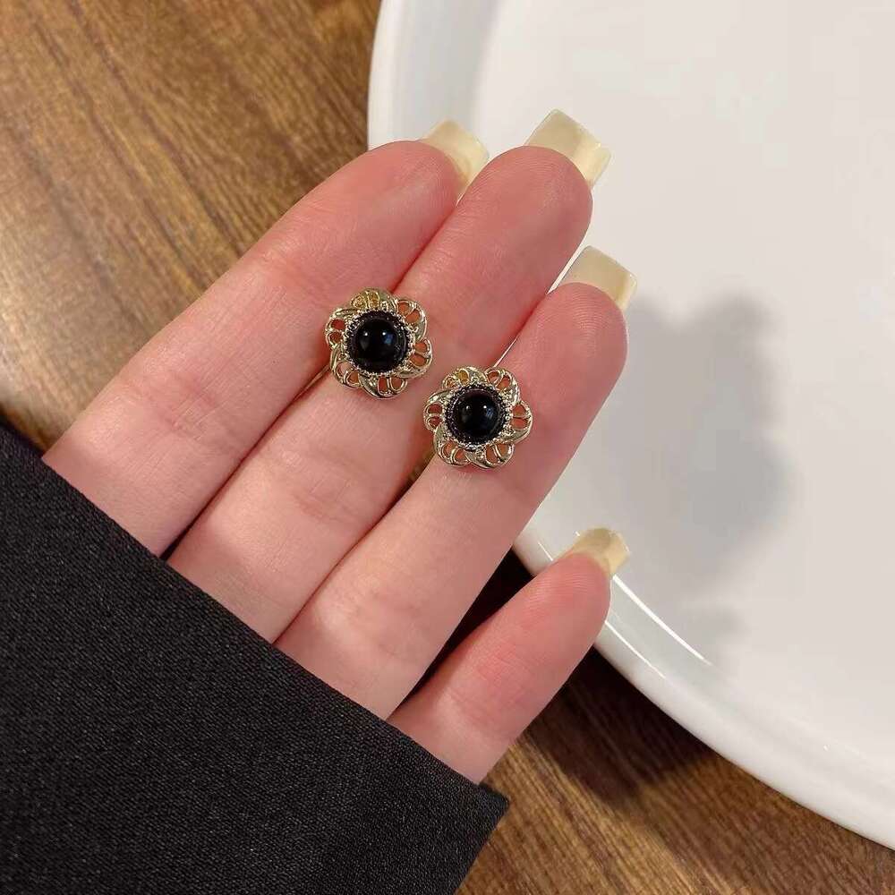 DHpet Black French Court Style New Light Fashionable Pearl Studs Small Exquisite Earrings for Women