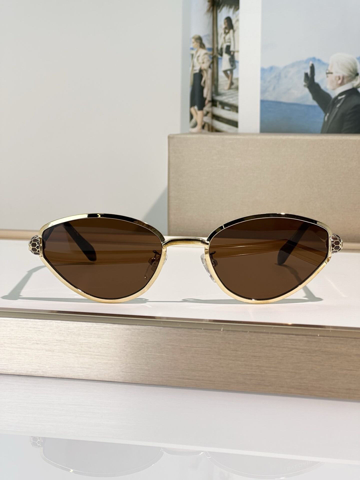 Designers de luxe pour femmes Lunettes de soleil pour femmes hommes Sun Glasse-Sun Designer 50086U Le style de mode protège les yeux aléatoires