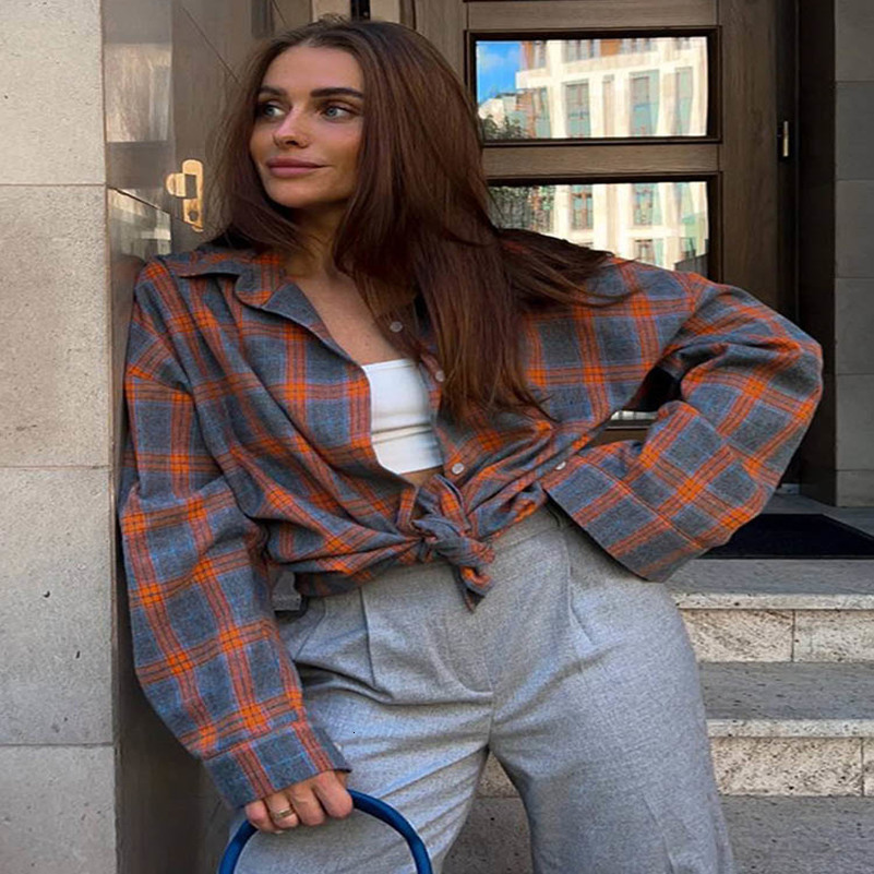Retro style versatile lapel loose fitting shirt autumn plaid long sleeved pocket womens shirt 250822